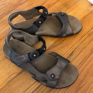 TAOS comfort sandal size 9